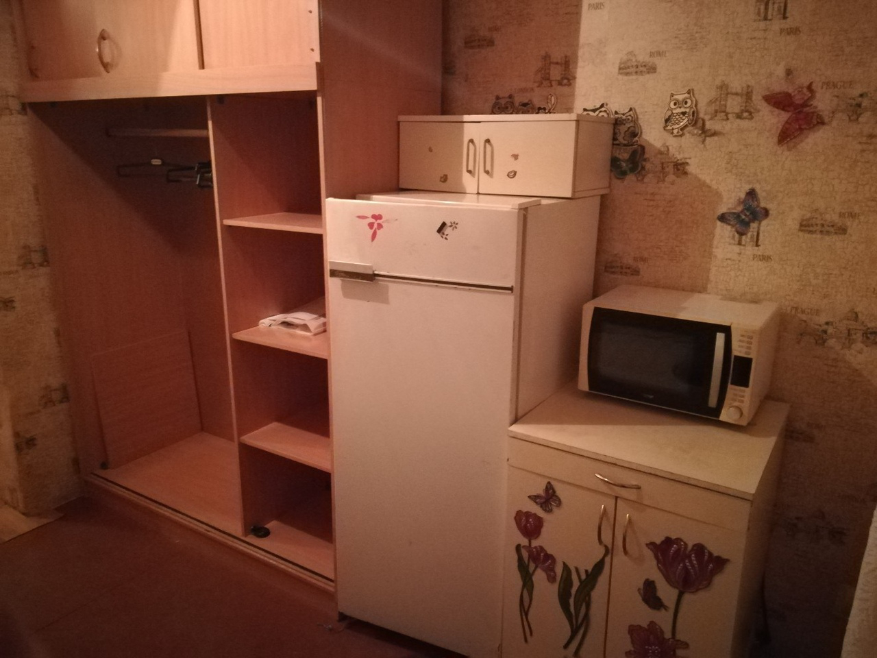 Снять комнату гостинку от хозяев. Квадратура гостинок в норильске. Гостинка метро молодежная. Снять комнату гостинку от хозяев. Угловая гостинка малосемейка.