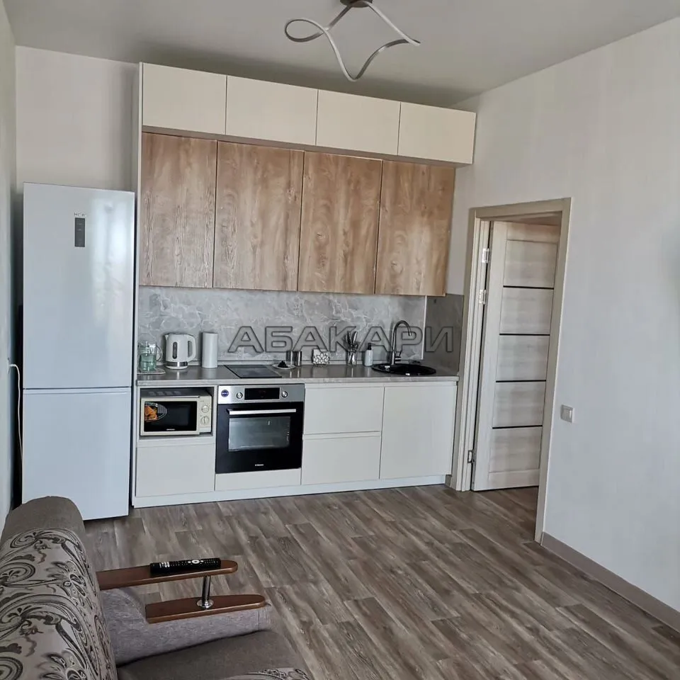 3-комнатная улица Петра Ломако, 1  за 45000 руб/мес фото 1
