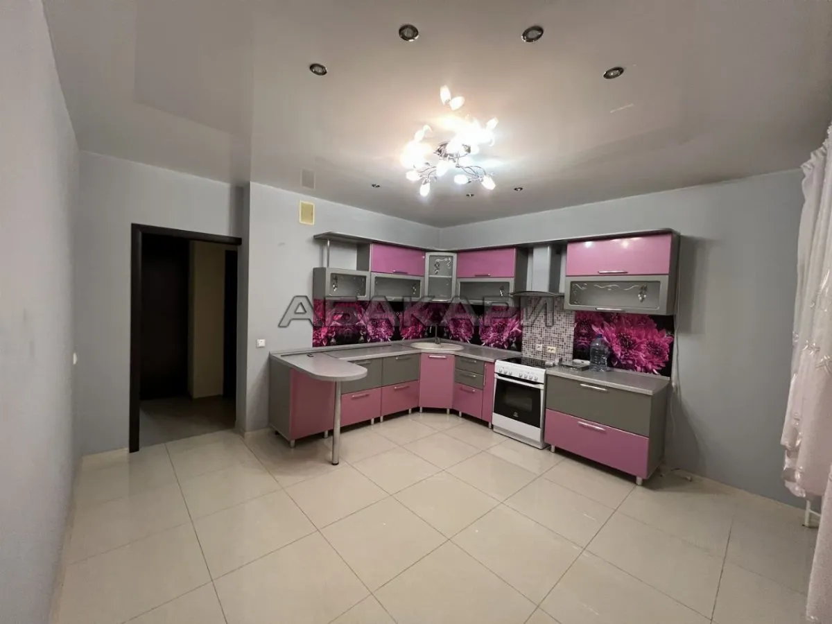 3-комнатная Свободный проспект, 72А  за 45000 руб/мес фото 1